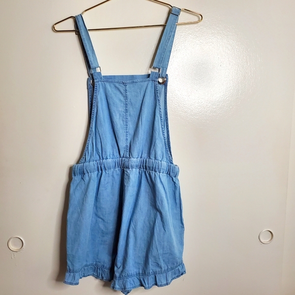 **SOLD** Overall shorts chambray denim with pockets !! Small - Picture 2 of 5